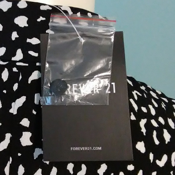 SALE Forever 21 Button Down Crop Top. Size M - Picture 6 of 6